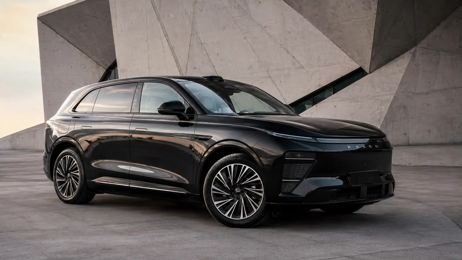 АВТО 1002777 чёрный Exeed Exlantix ET крупно у бетонного музея