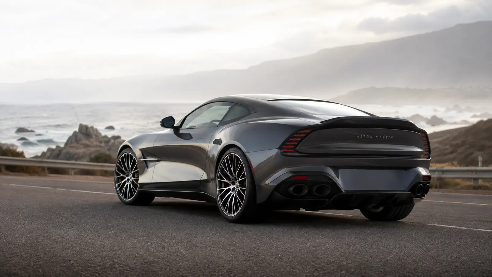 АВТО 1002246 графитовый Aston Martin Vanquish крупно на дороге у океана