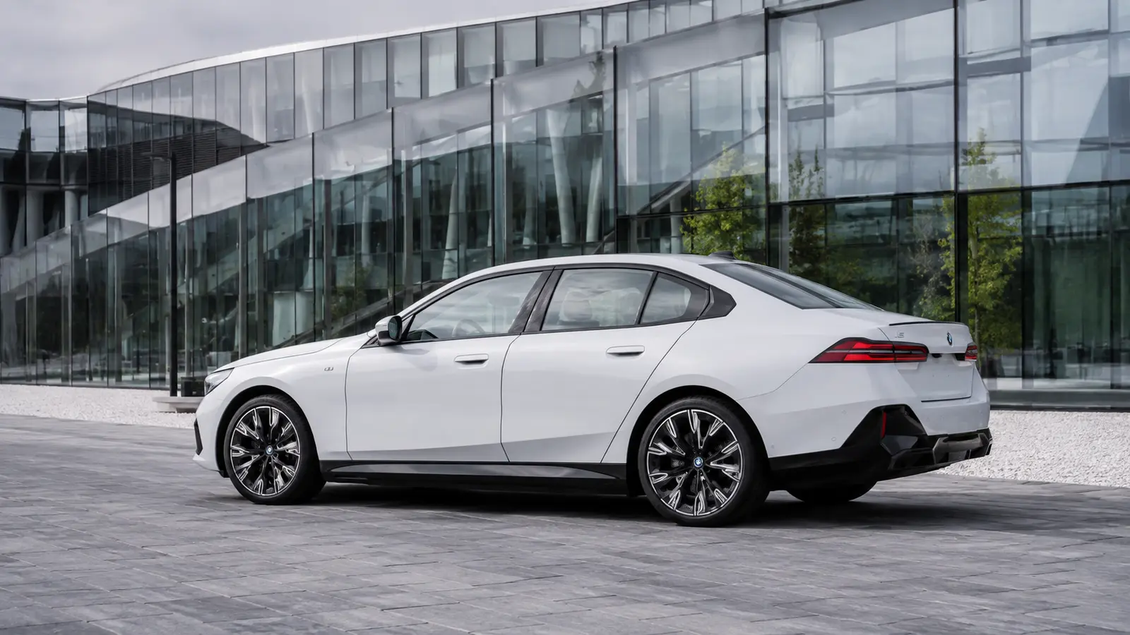 АВТО 1001789 белый BMW i5 у технопарка