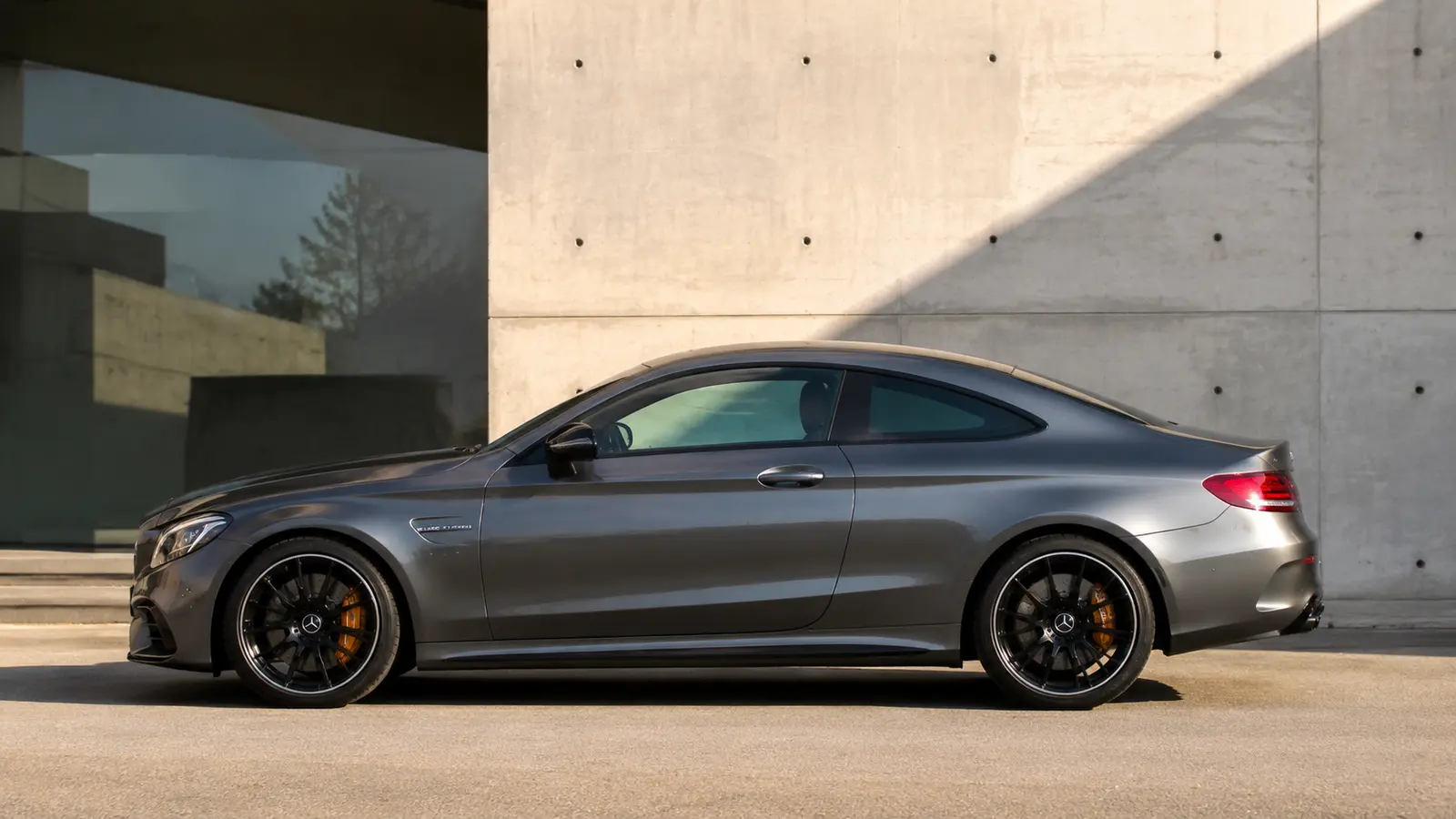 АВТО 1000585 серый Mercedes AMG C 63 S профилем у архитектуры