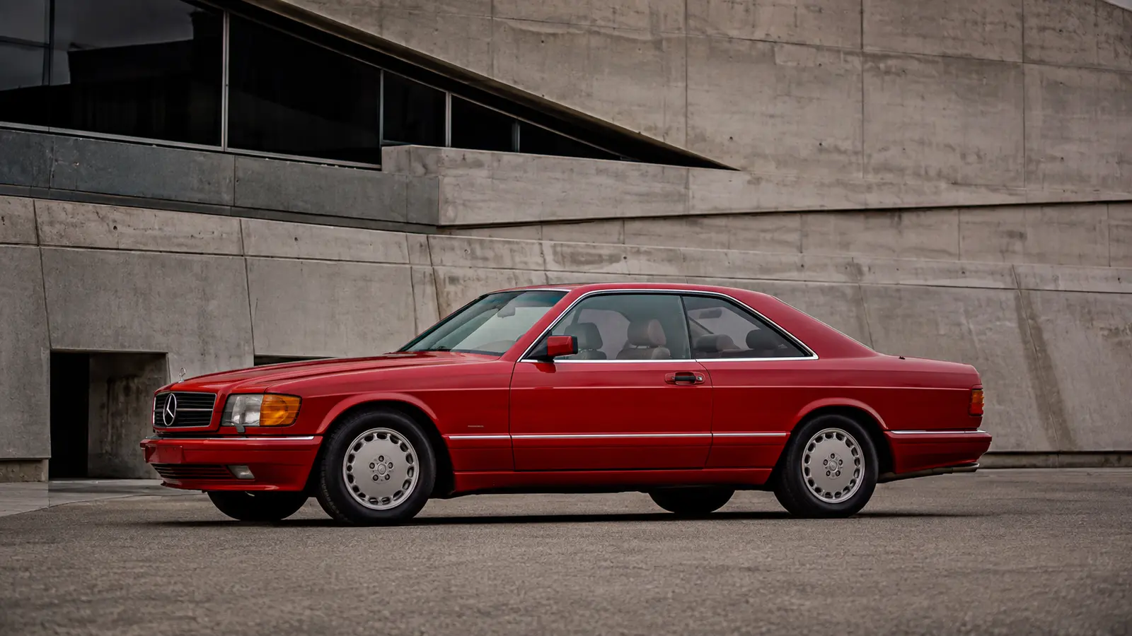 АВТО 1000927 красный Mercedes C126 у немецкого музея 80-х