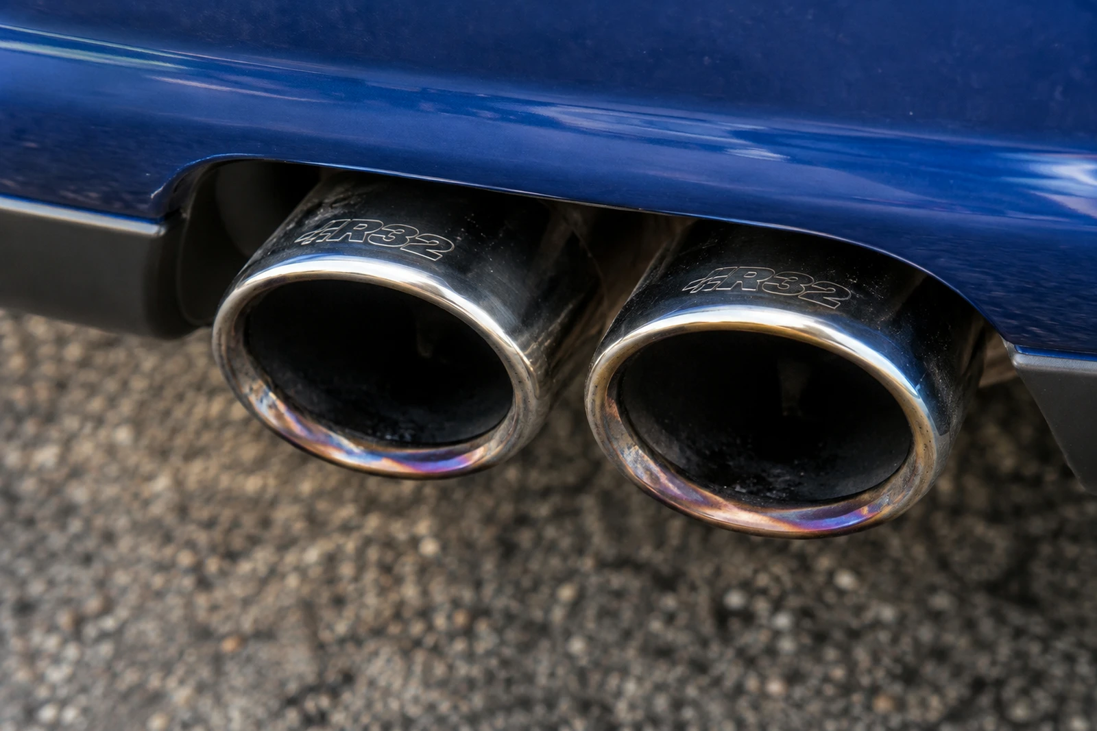 АВТО 1008618 Фольксваген R32 двойной выхлоп