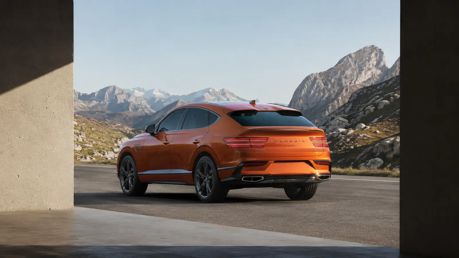АВТО 1002743 оранжевый Genesis GV80 Coupe крупно на пустой горной дороге