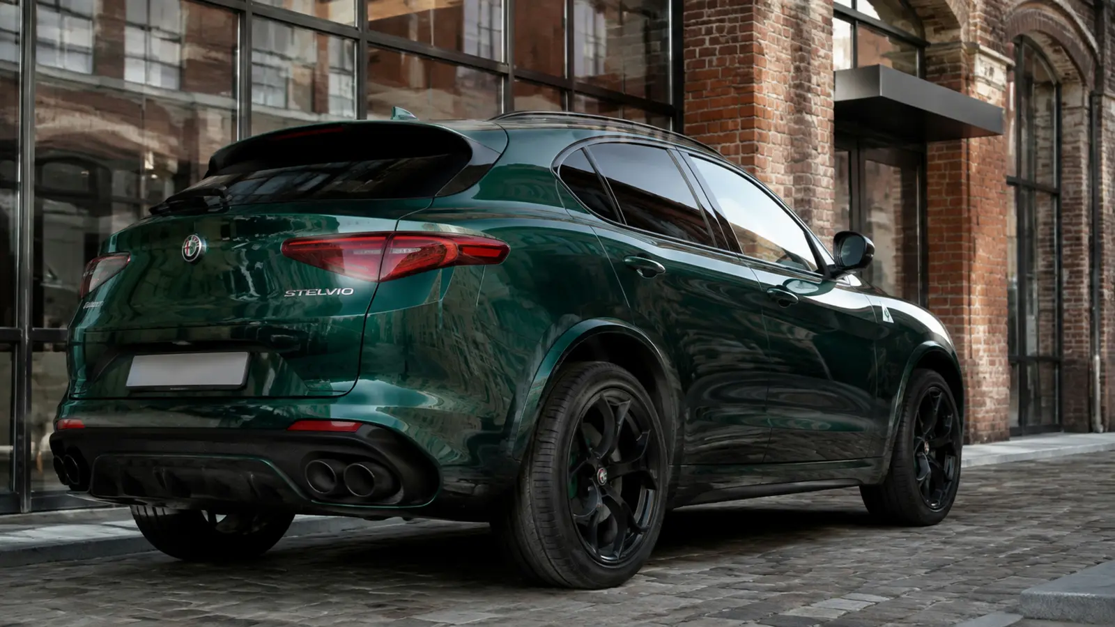 АВТО 1002878 зелёный Alfa Romeo Stelvio Quadrifoglio крупно у кирпичного лофта