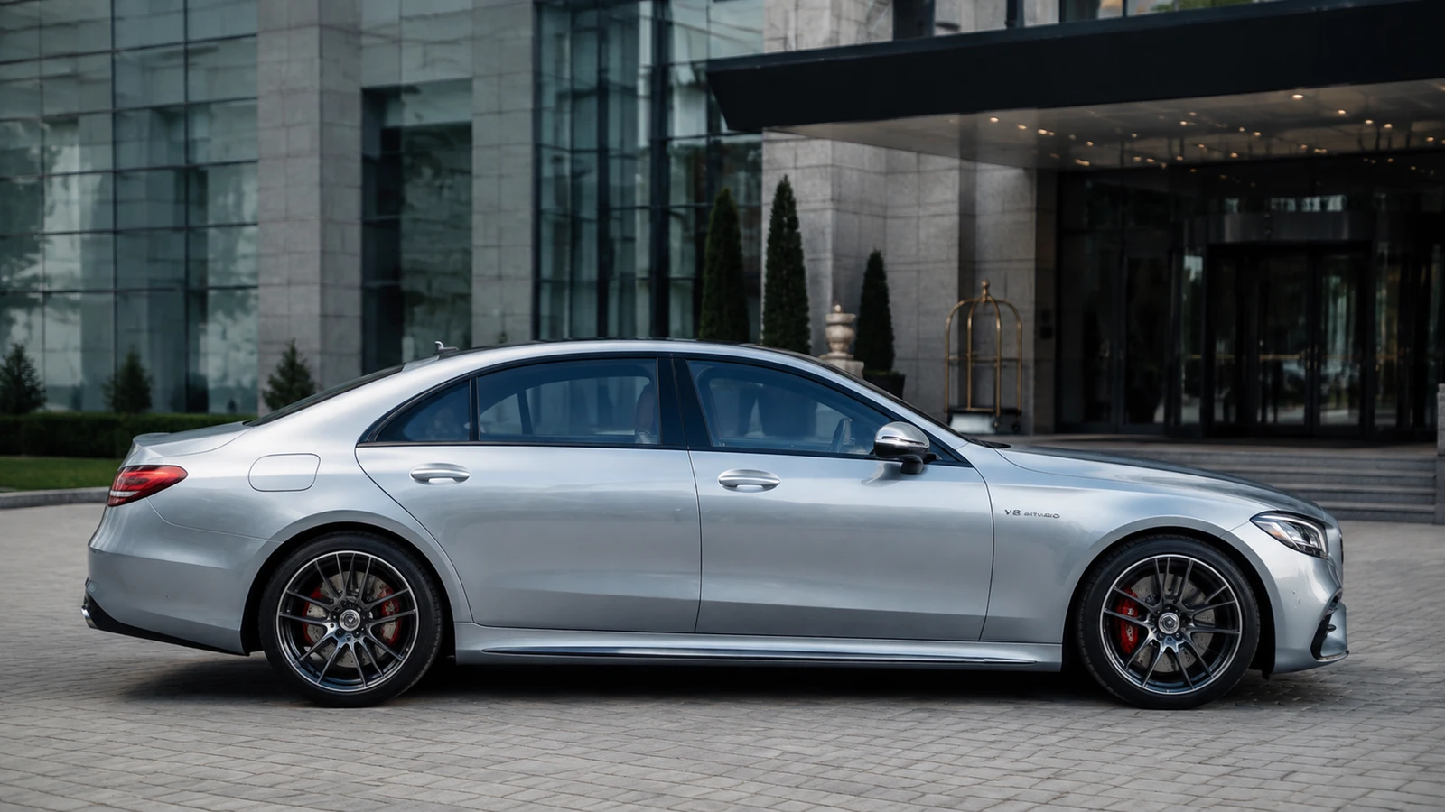 АВТО 1001253 серебристый Mercedes-AMG S63 у делового отеля
