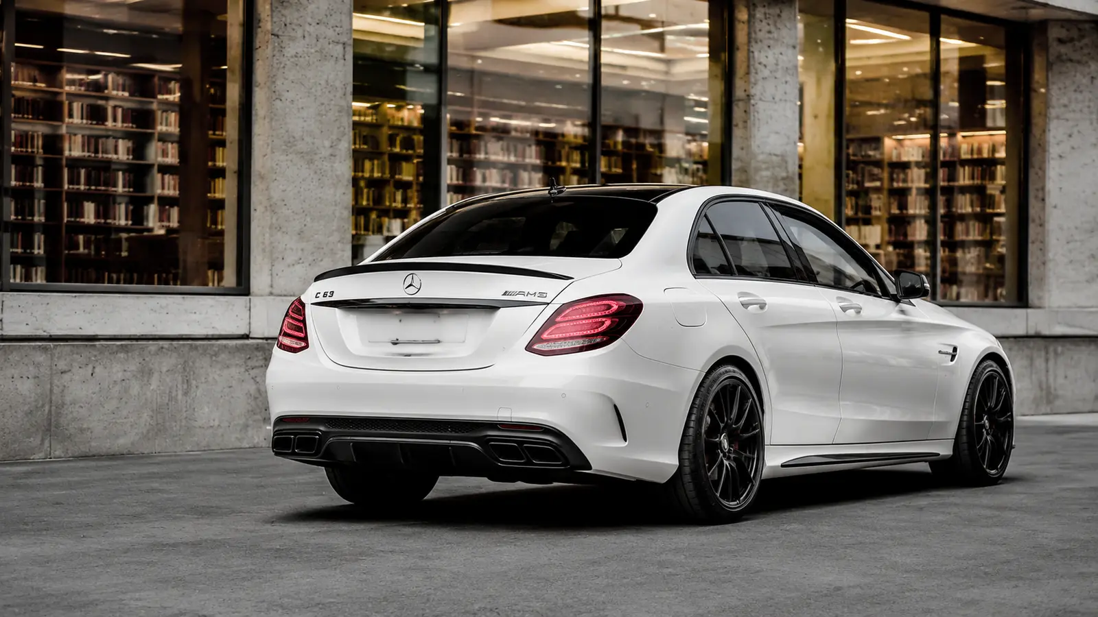 АВТО 1001034 белый Mercedes C63 у современной библиотеки