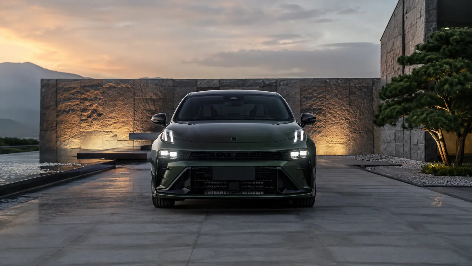 АВТО 1002335 тёмно-зелёный Lynk & Co 03+ крупно в каменном дворе