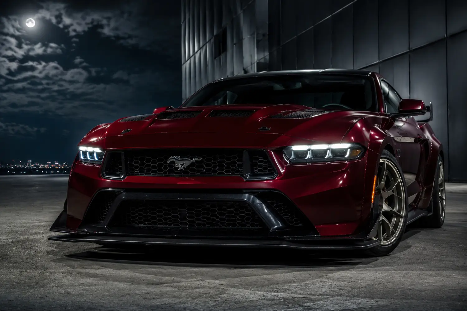 АВТО 1003732 тёмно-красный Ford Mustang GTD крупно с лицом фар