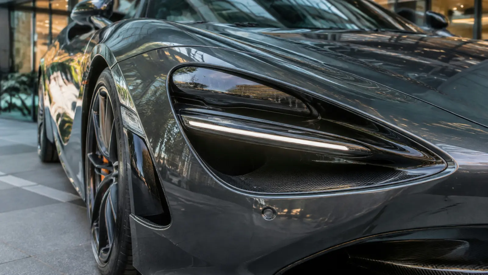 АВТО 1002863 крупная фара McLaren 750S под светом городского павильона
