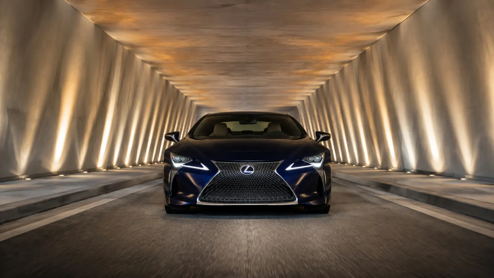 АВТО 1002579 тёмно-синий Lexus LC 500 в движении по световому тоннелю