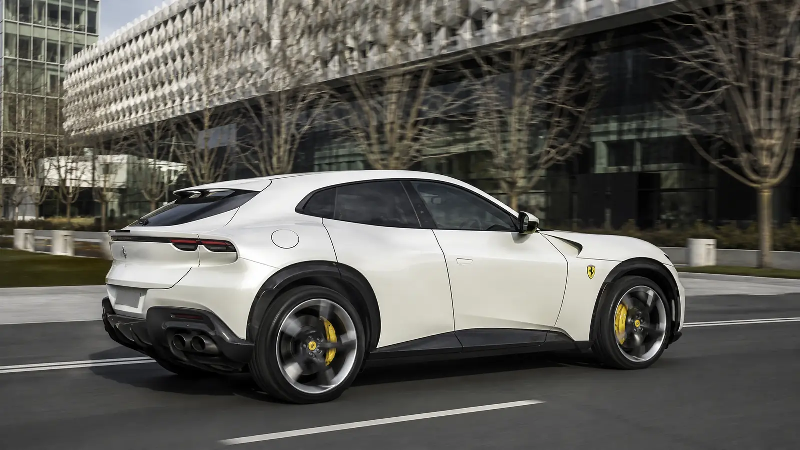 АВТО 1002236 белый Ferrari Purosangue крупно в современном квартале