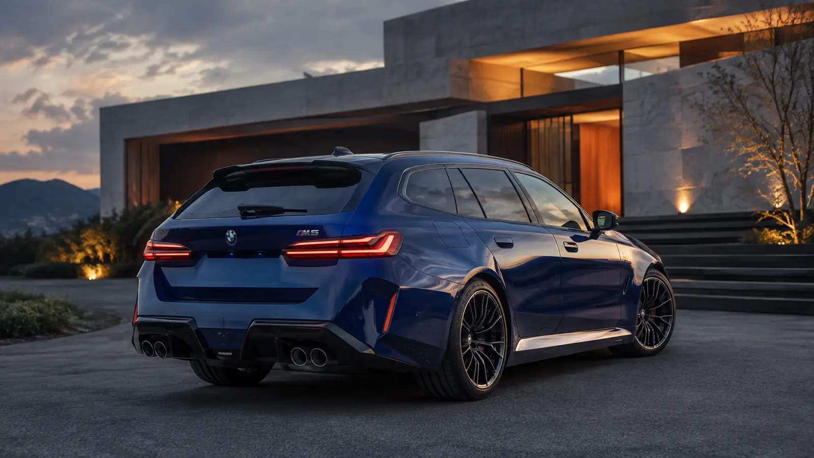 АВТО 1002346 синий BMW M5 Touring у современной резиденции