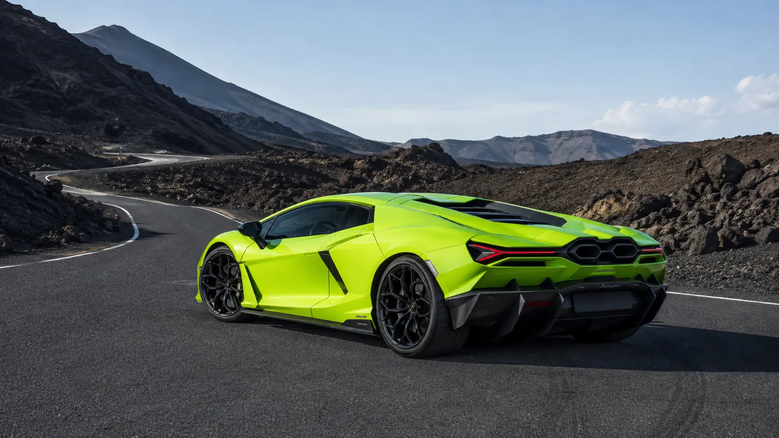 АВТО 1000307 зелёный Lamborghini Revuelto на вулканической трассе