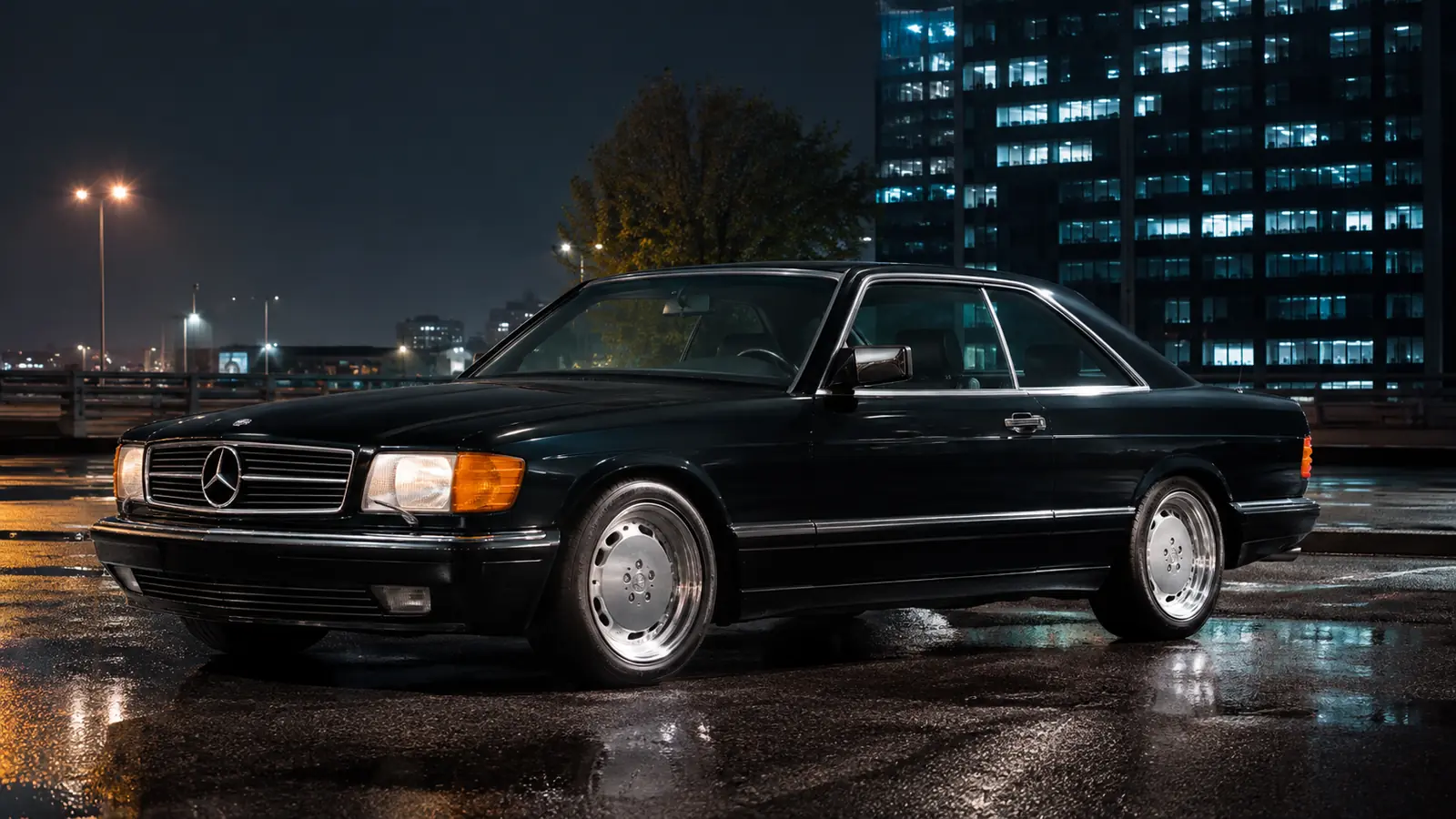 АВТО 1002293 чёрный Mercedes 560 SEC рестомод крупно в ночном городе