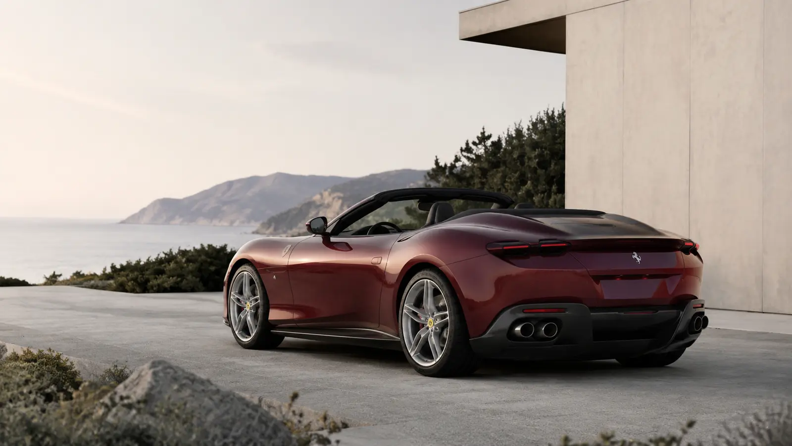 АВТО 1001055 бордовый Ferrari Roma Spider у прибрежной виллы