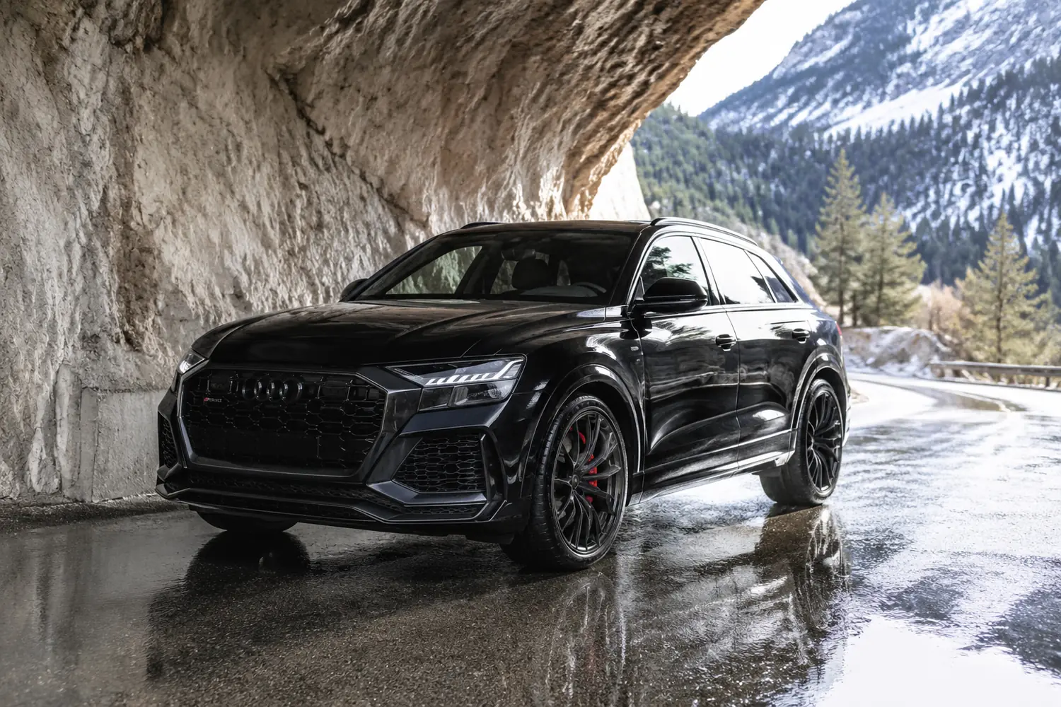 АВТО 1003816 чёрный Audi RS Q8 у альпийского тоннеля