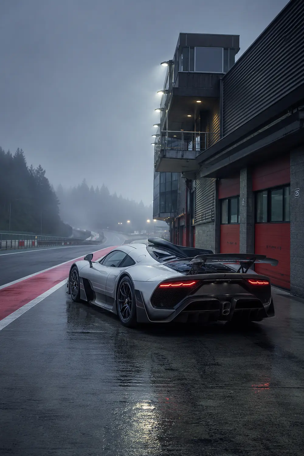 АВТО 1003448 серебристый Mercedes-AMG ONE на трассе в тумане