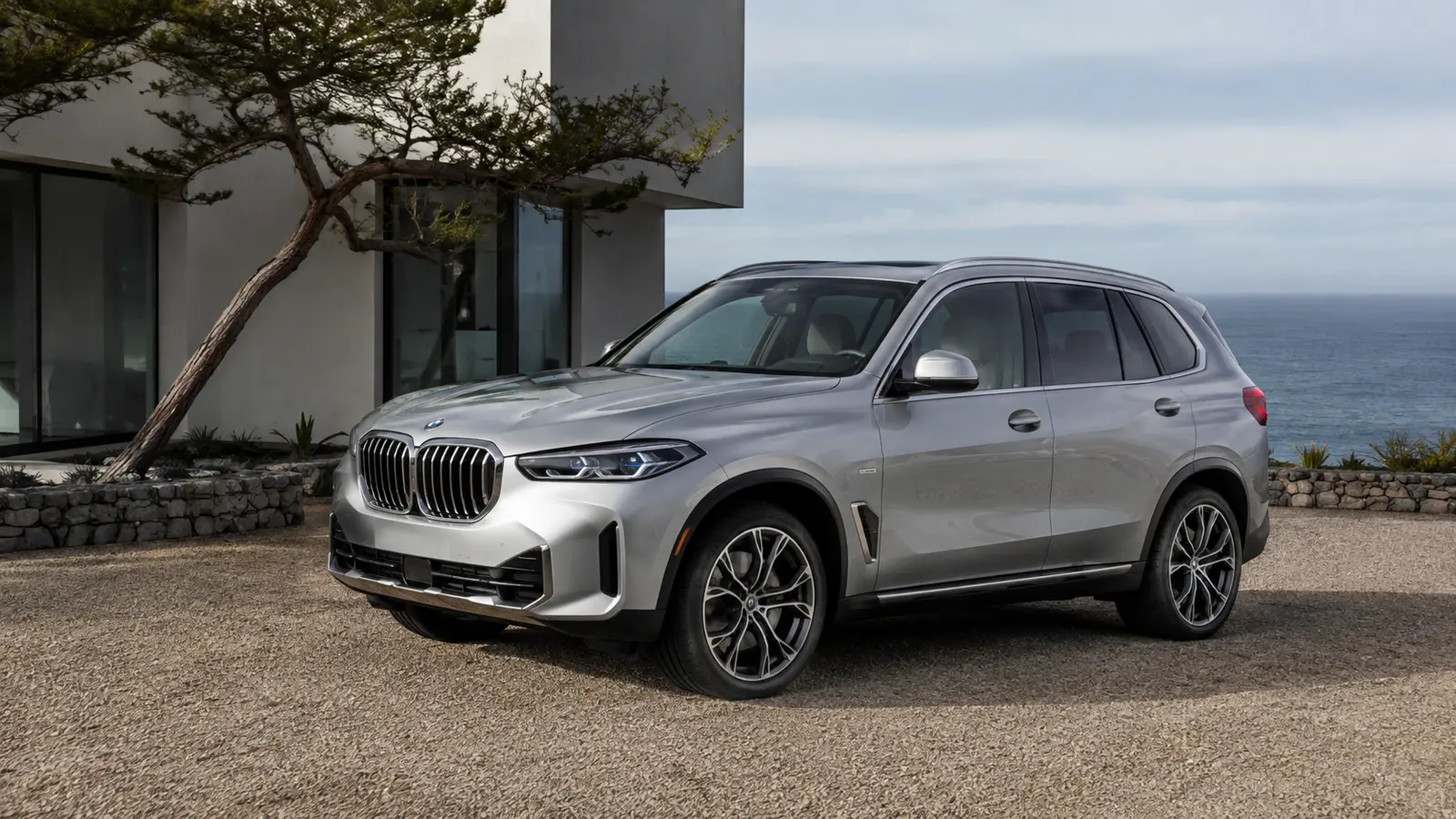 АВТО 1001778 серебристый BMW X5 у дома на море