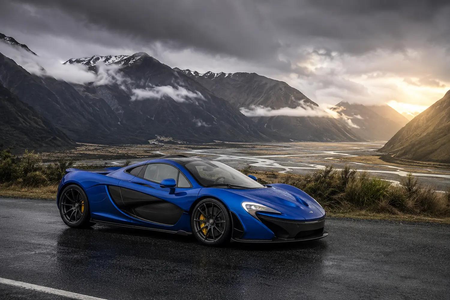 АВТО 1003542 синий McLaren P1 в туманной горной долине