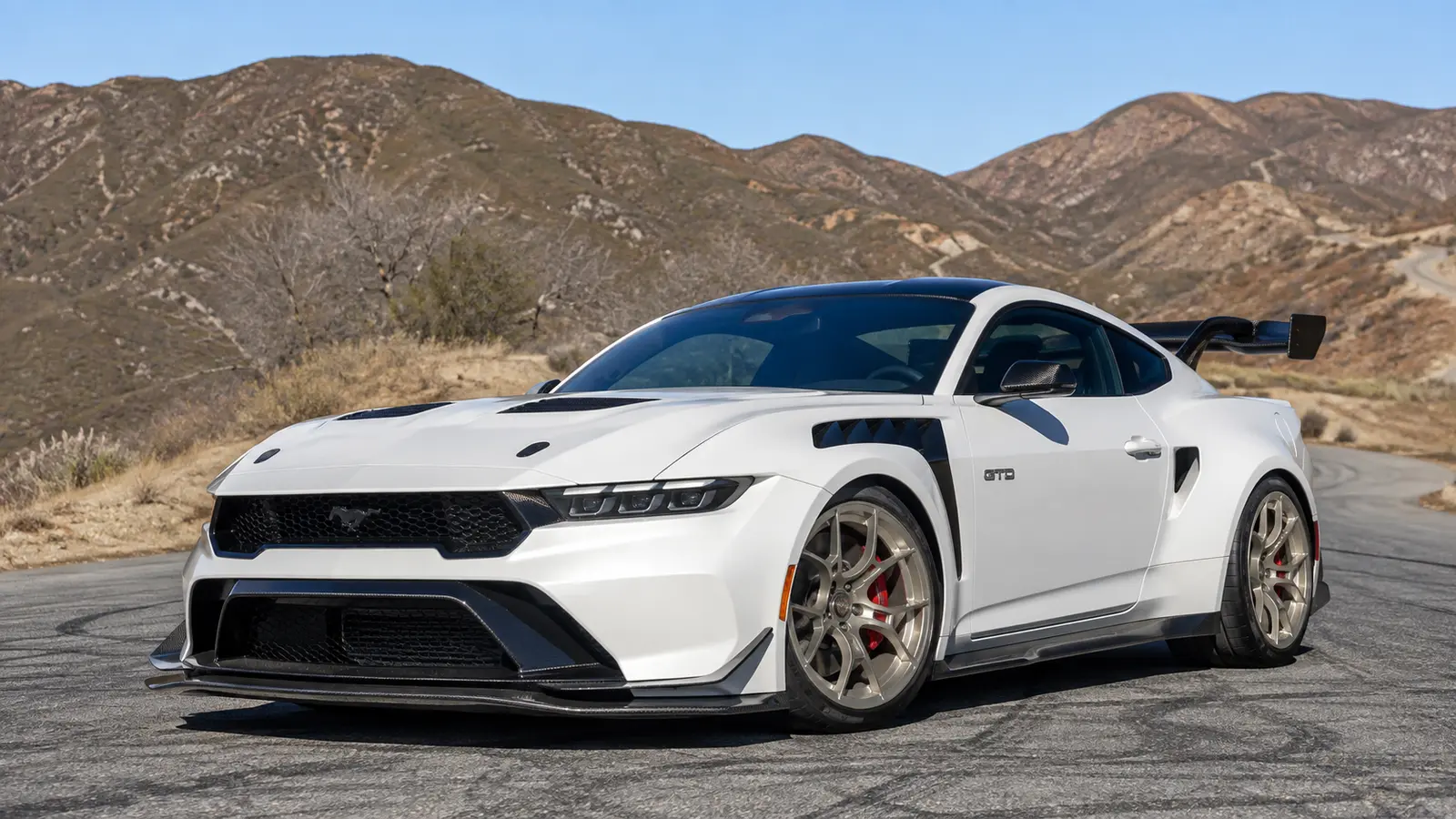 АВТО 1000318 белый Ford Mustang GTD на горной дороге