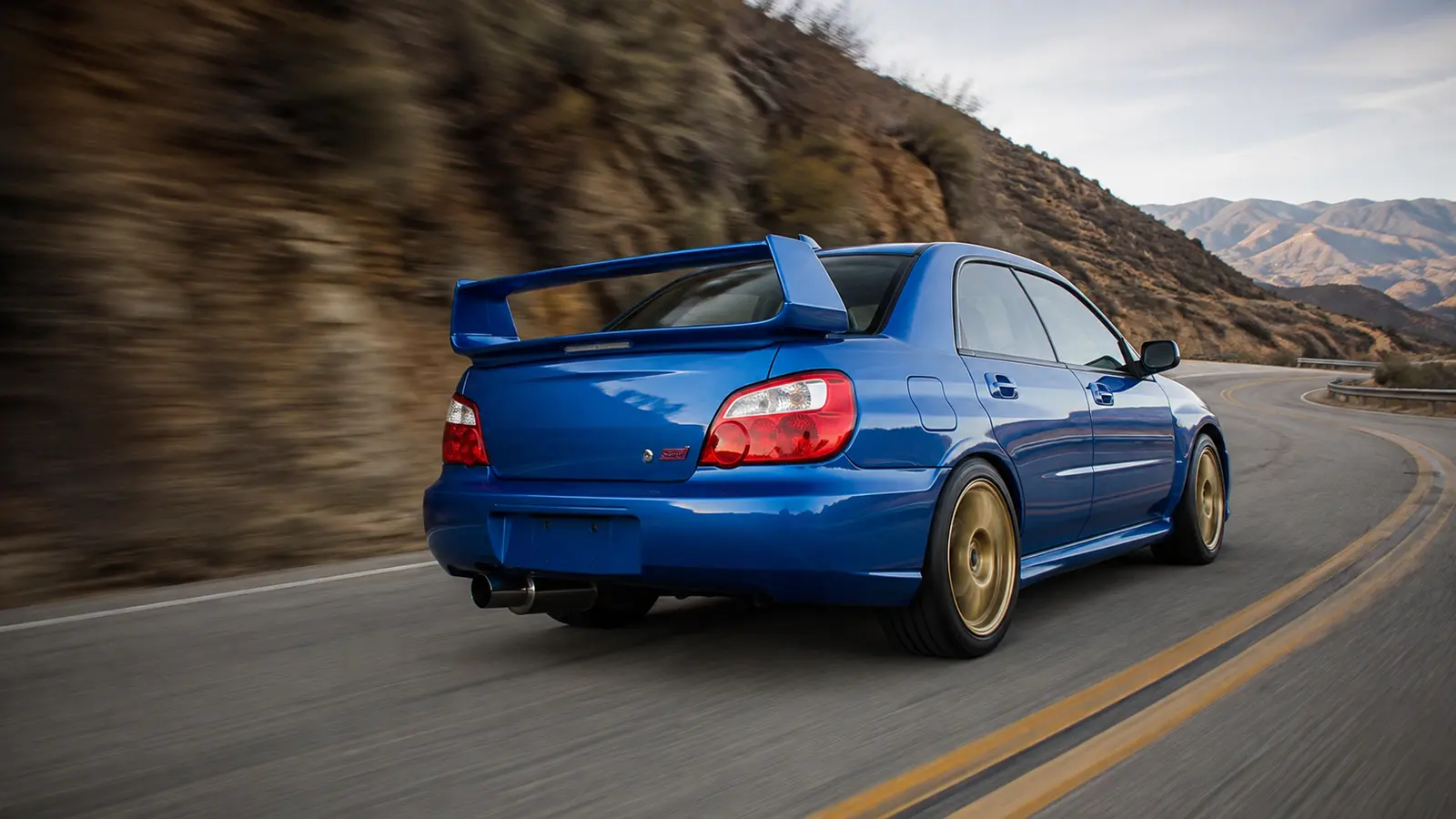 АВТО 1000894 синий Subaru Impreza на горной дороге 2000-х