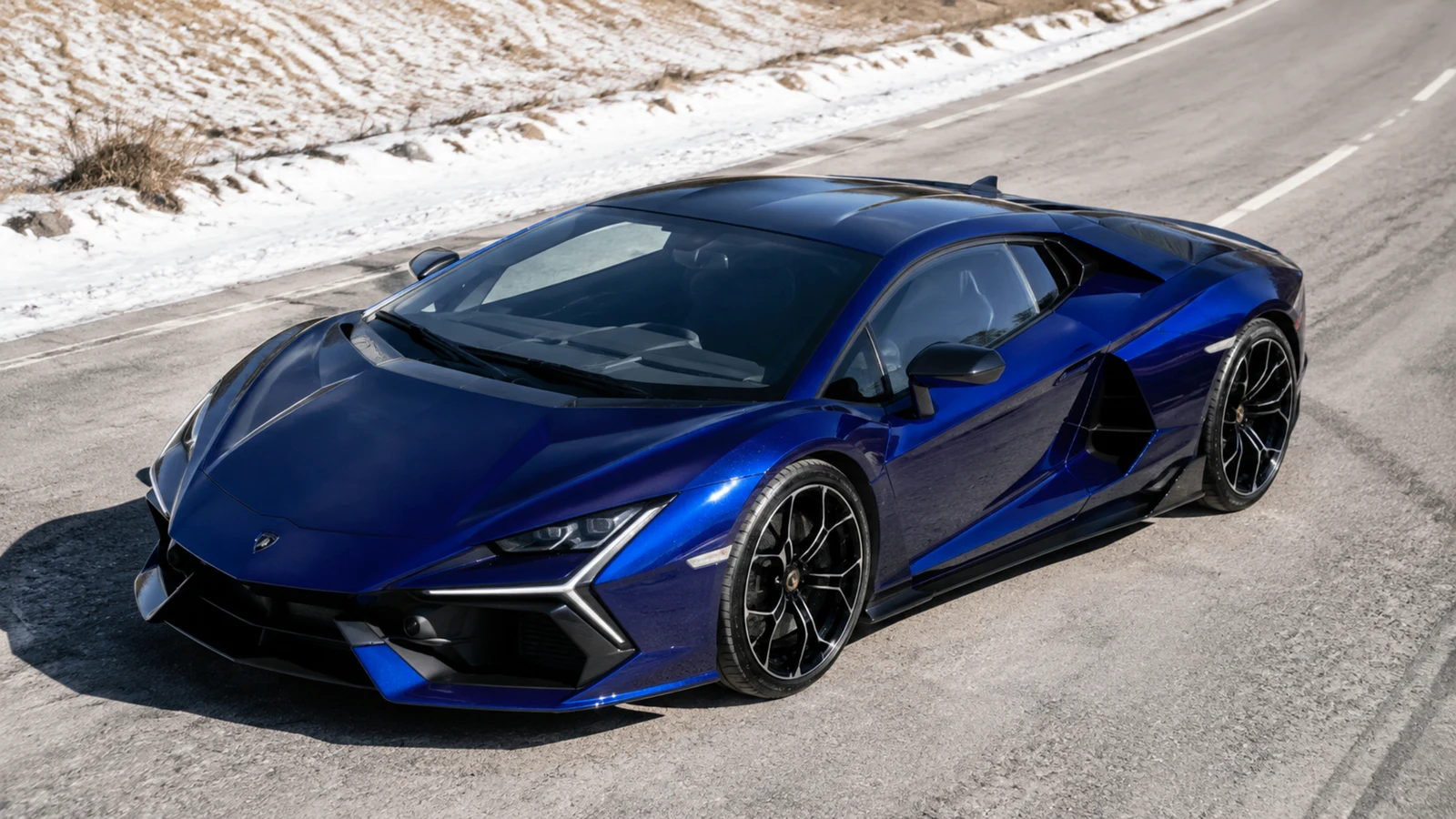АВТО 1003150 тёмно-синий Lamborghini Revuelto крупно премиальный кадр