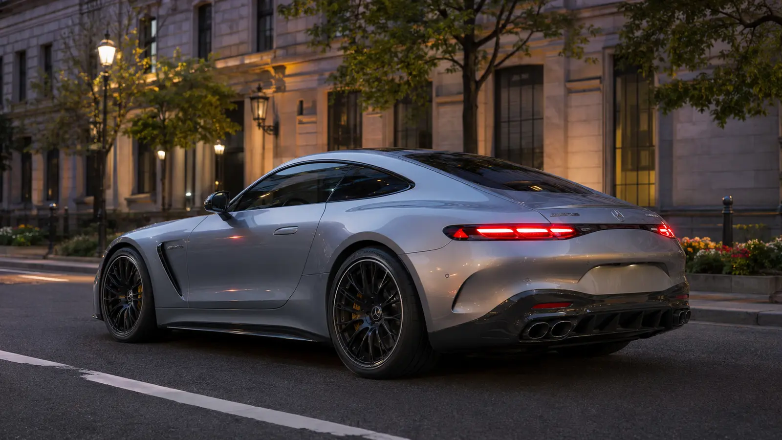 АВТО 1002164 серебристый Mercedes-AMG GT 63 крупно в центре города