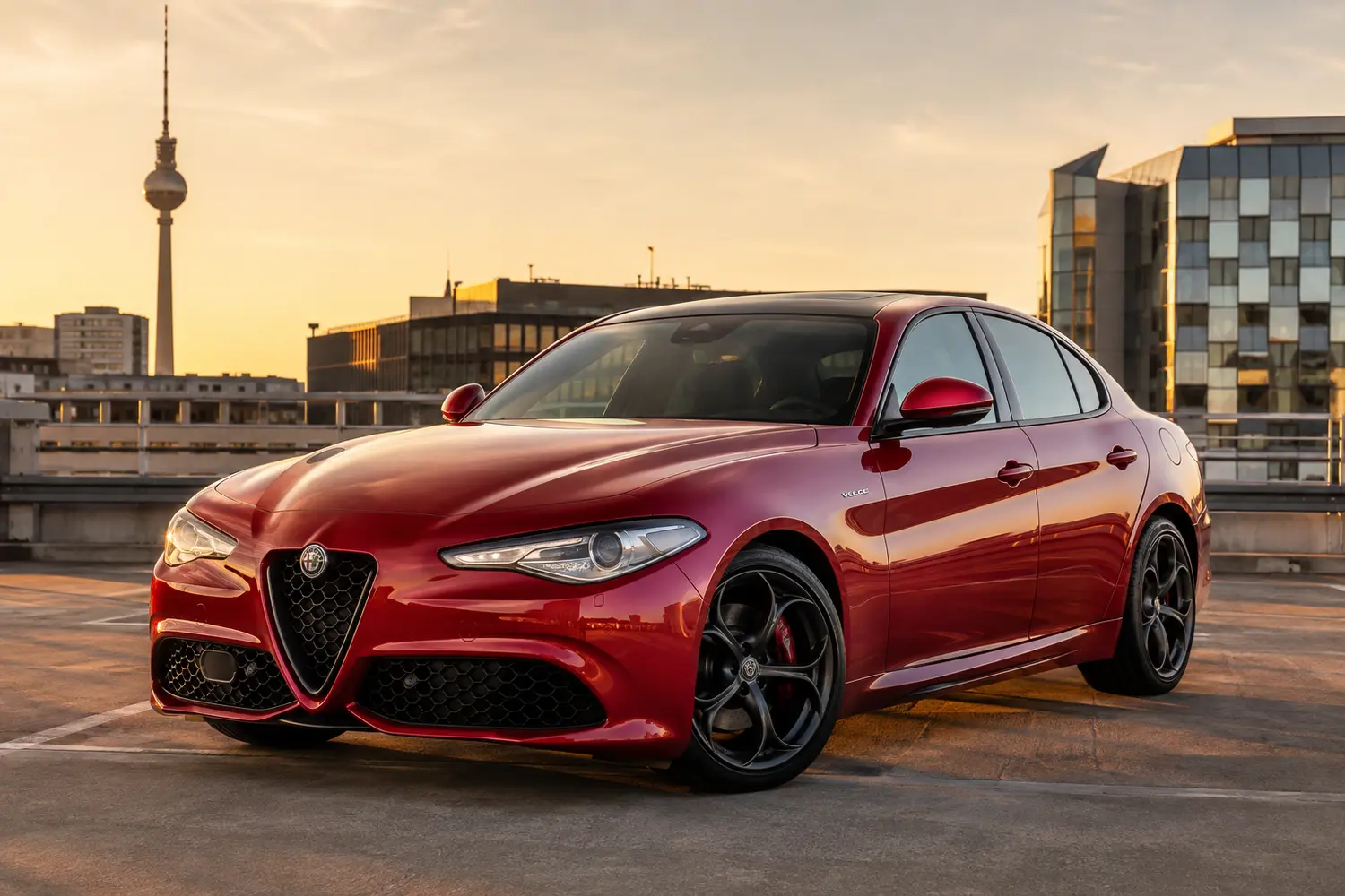 АВТО 1003916 красная Alfa Romeo Giulia Veloce на паркинге Берлина