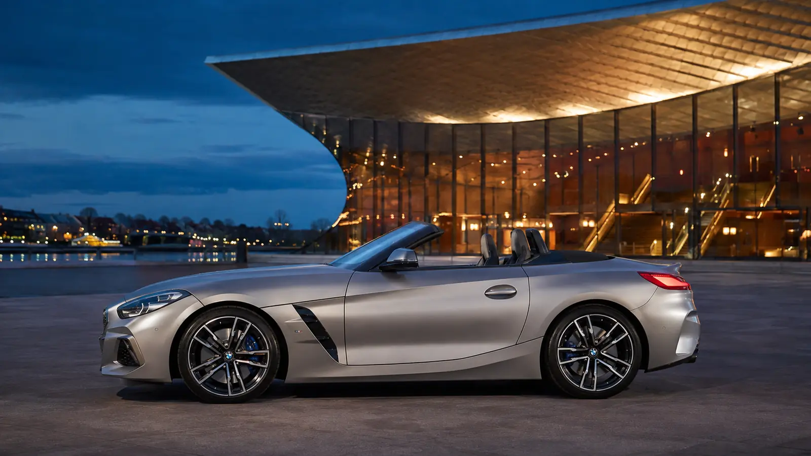АВТО 1002201 серебристый BMW Z4 M40i крупно у концертного центра