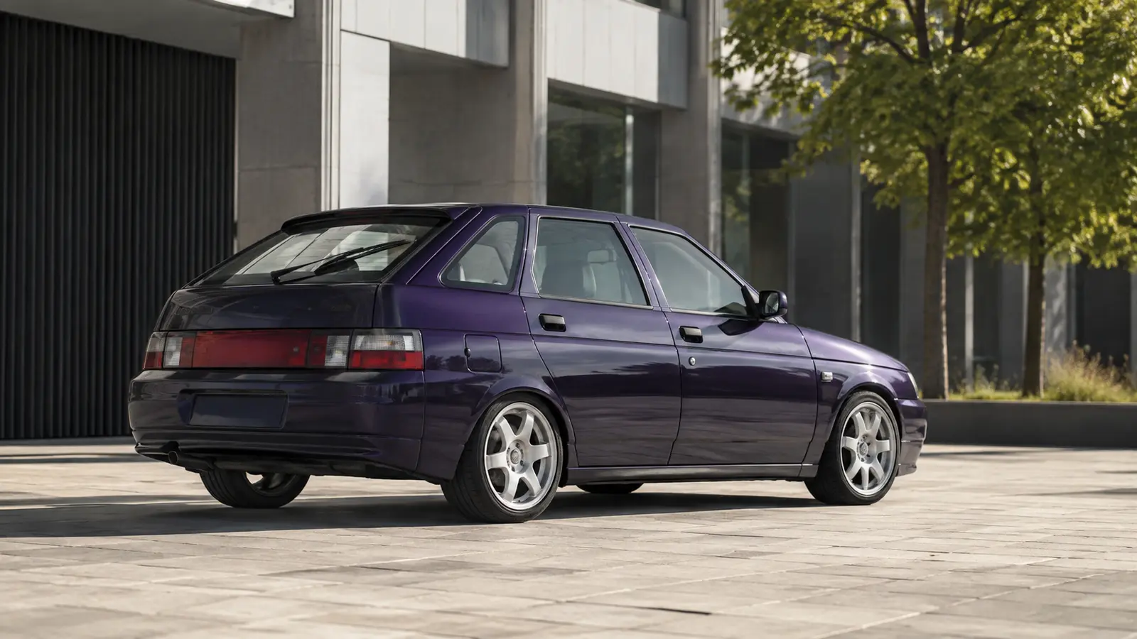 АВТО 1001359 Тюнингованная Lada 2112 в индустриальном квартале