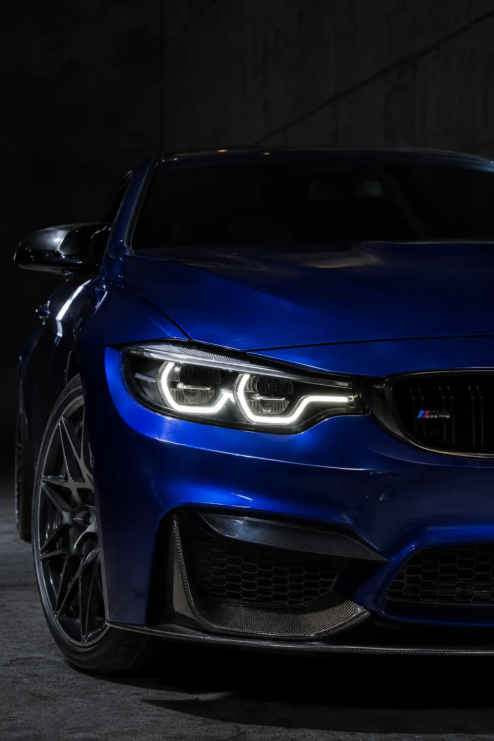 АВТО 1003750 лицо фар синего BMW M4 в ночной тени