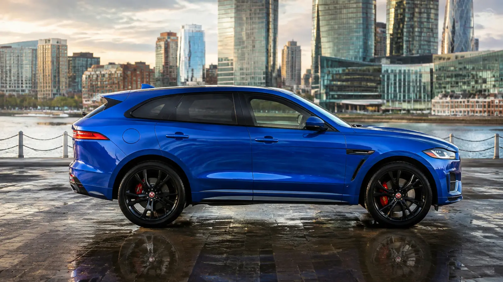 АВТО 1003027 синий Jaguar F-Pace SVR цельный боковой профиль на набережной большого города
