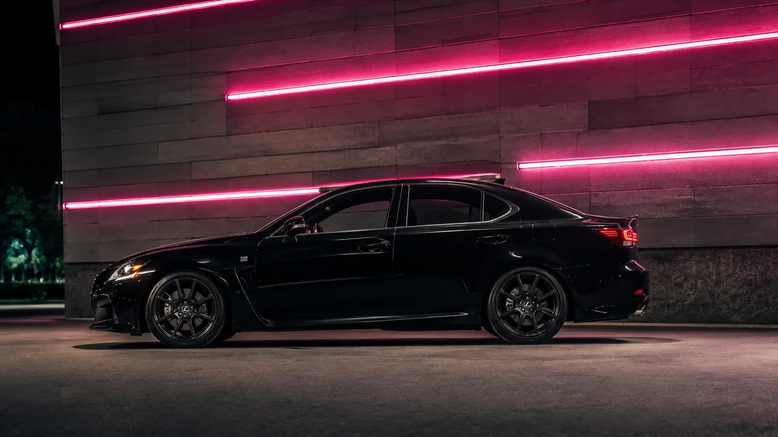 АВТО 1000639 чёрный Lexus IS F в профиль у неоновой стены
