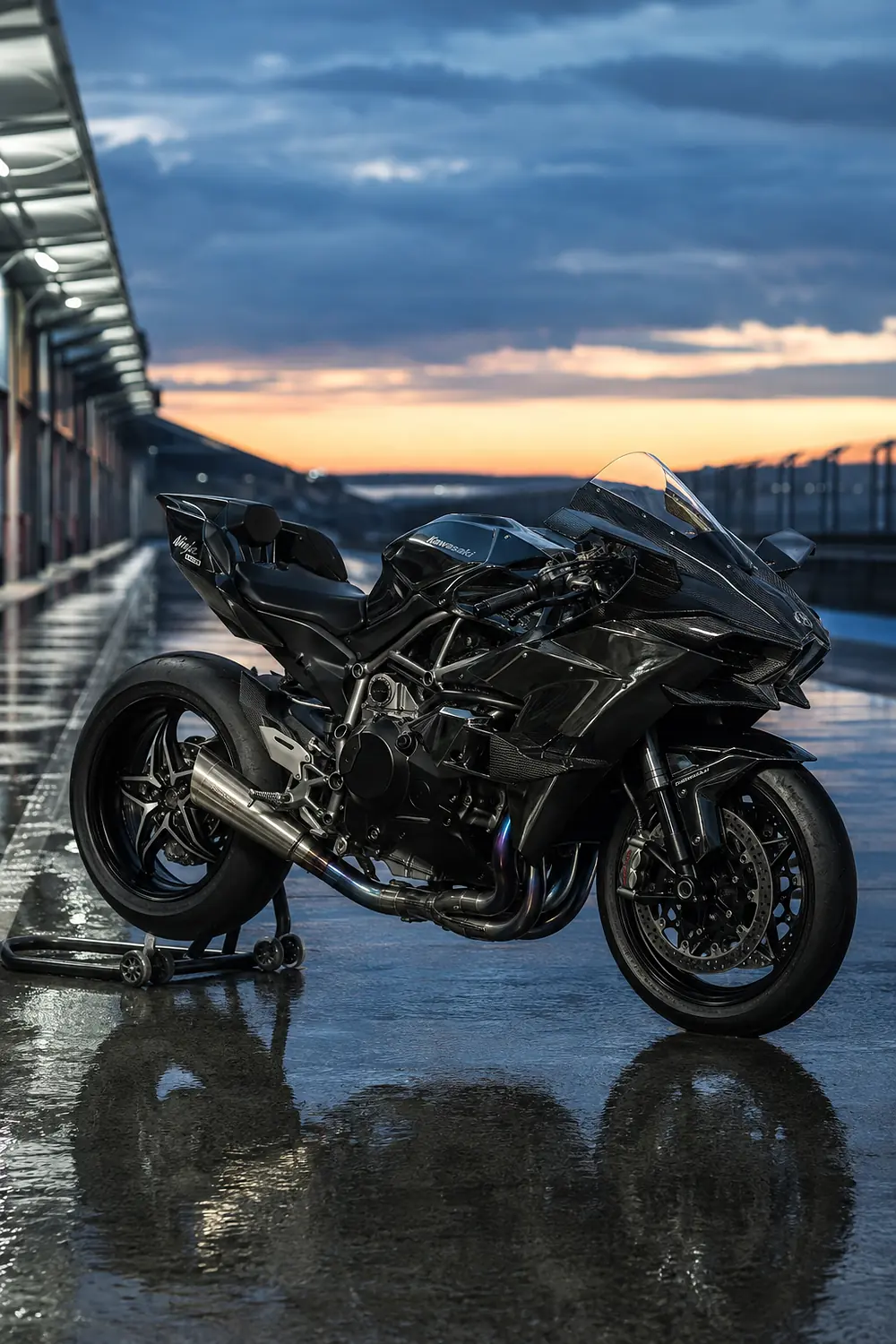 АВТО 1003710 чёрный Kawasaki Ninja H2R на мокром пит-лейне