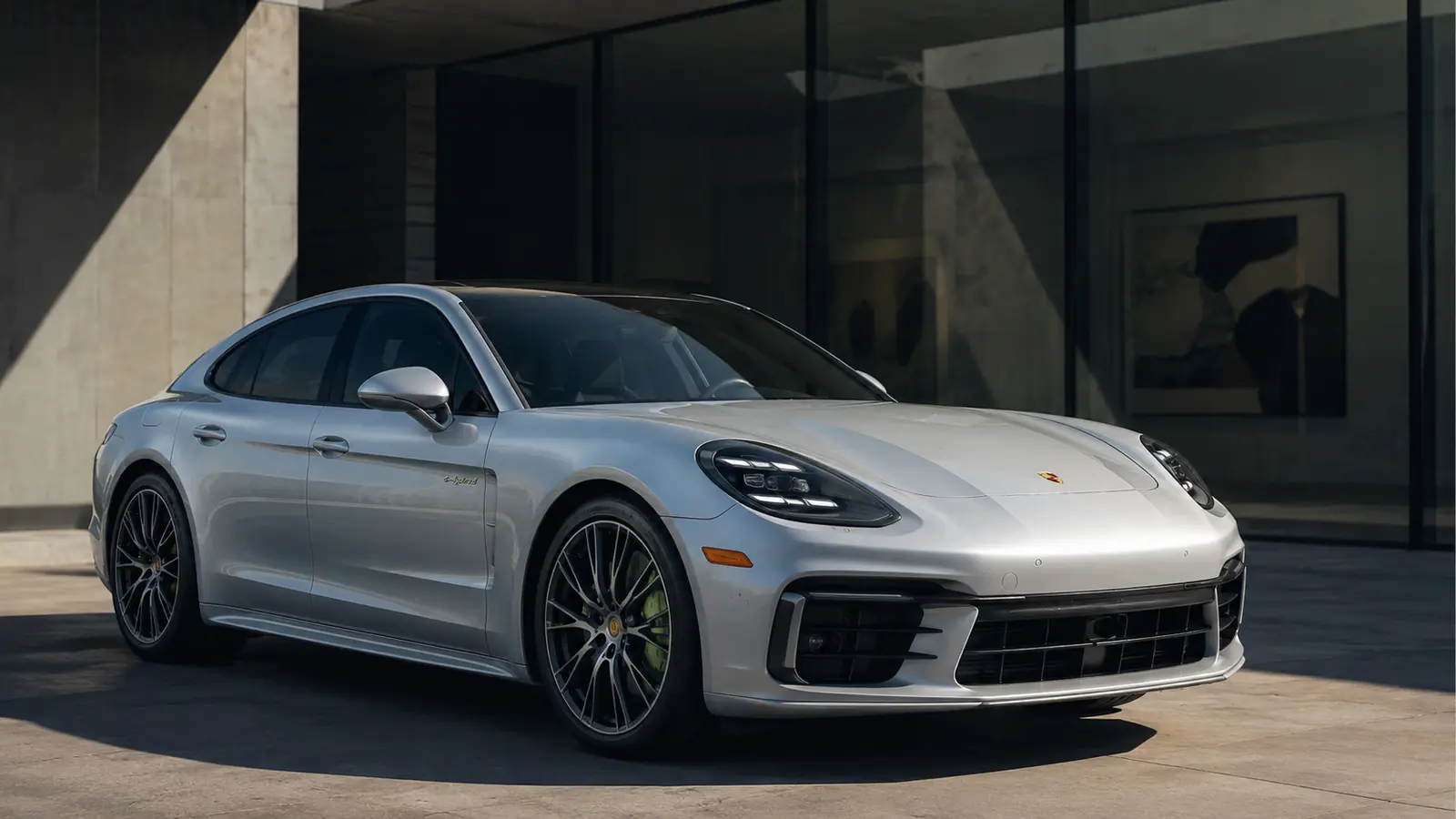 АВТО 1002386 серебристый Porsche Panamera у стеклянной галереи