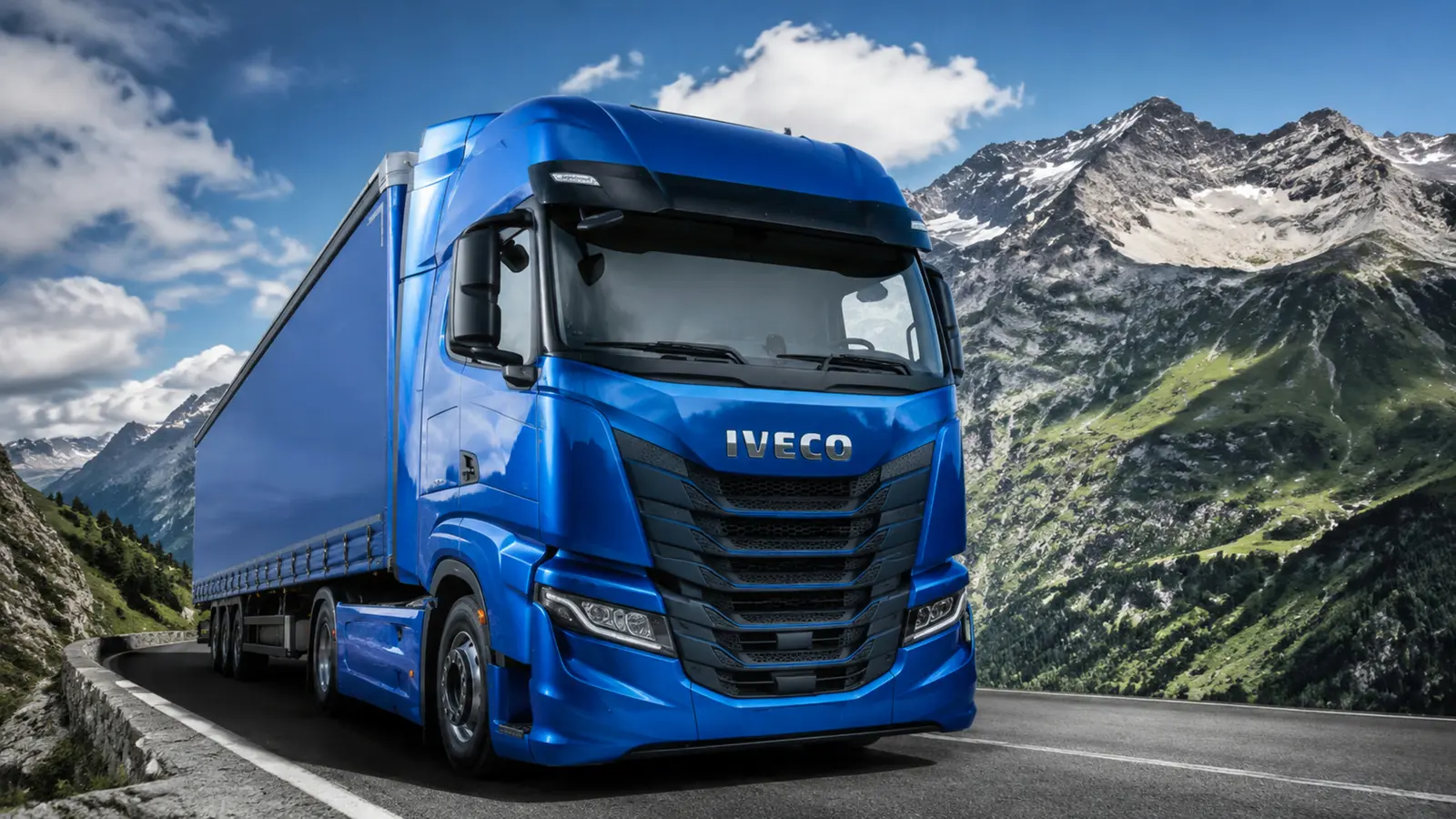 АВТО 1003039 синий Iveco S-Way крупно на перевале