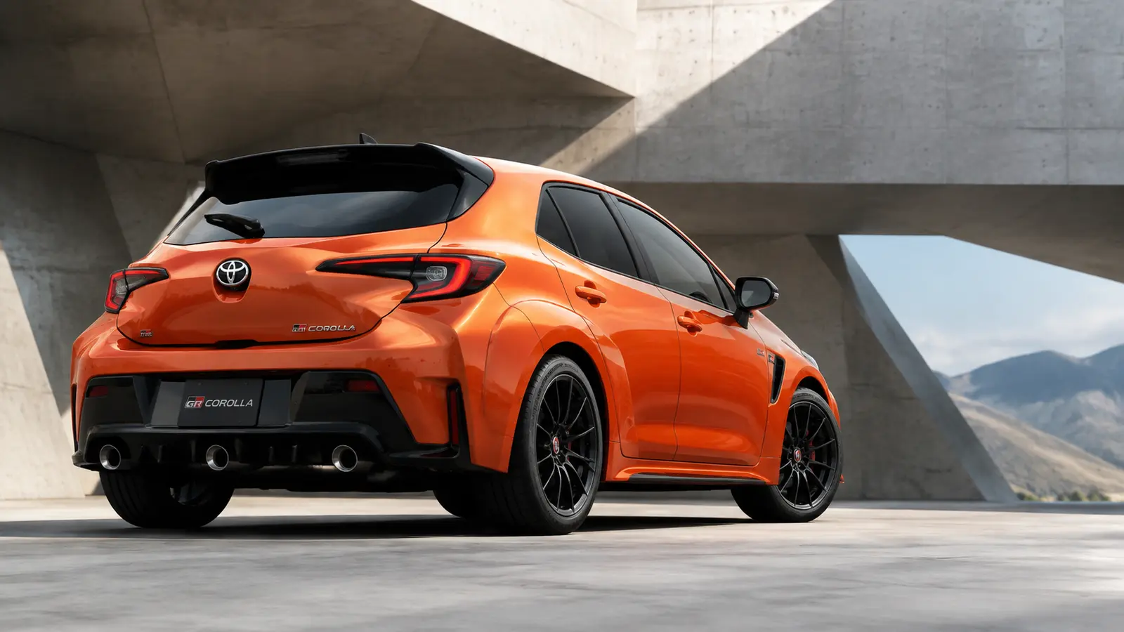 АВТО 1000983 оранжевый Toyota GR Corolla у бетонного павильона