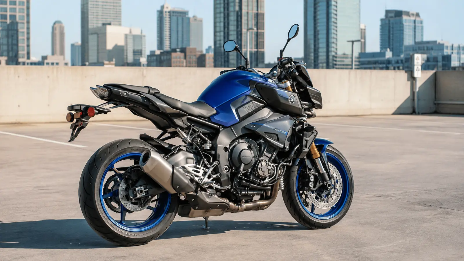 АВТО 1000211 синий Yamaha MT-10 на городской парковке