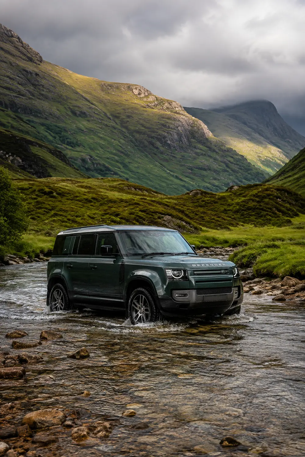 АВТО 1003603 зелёный Land Rover Defender 110 V8 в шотландской реке