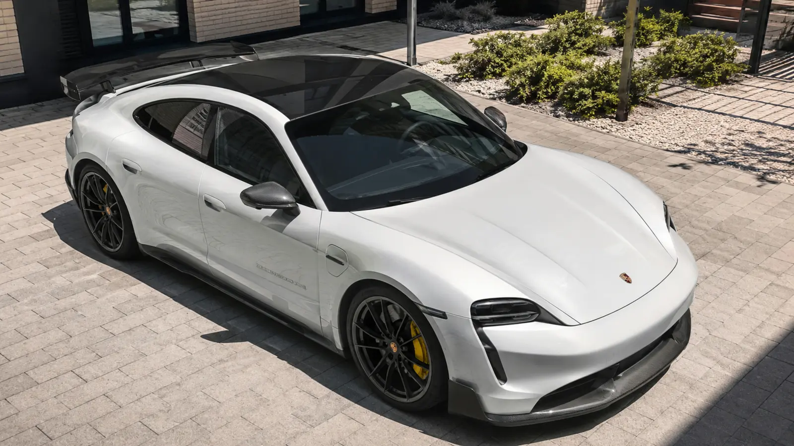 АВТО 1002951 белый Porsche Taycan Turbo GT крупный высокий ракурс в современном дворе Казани