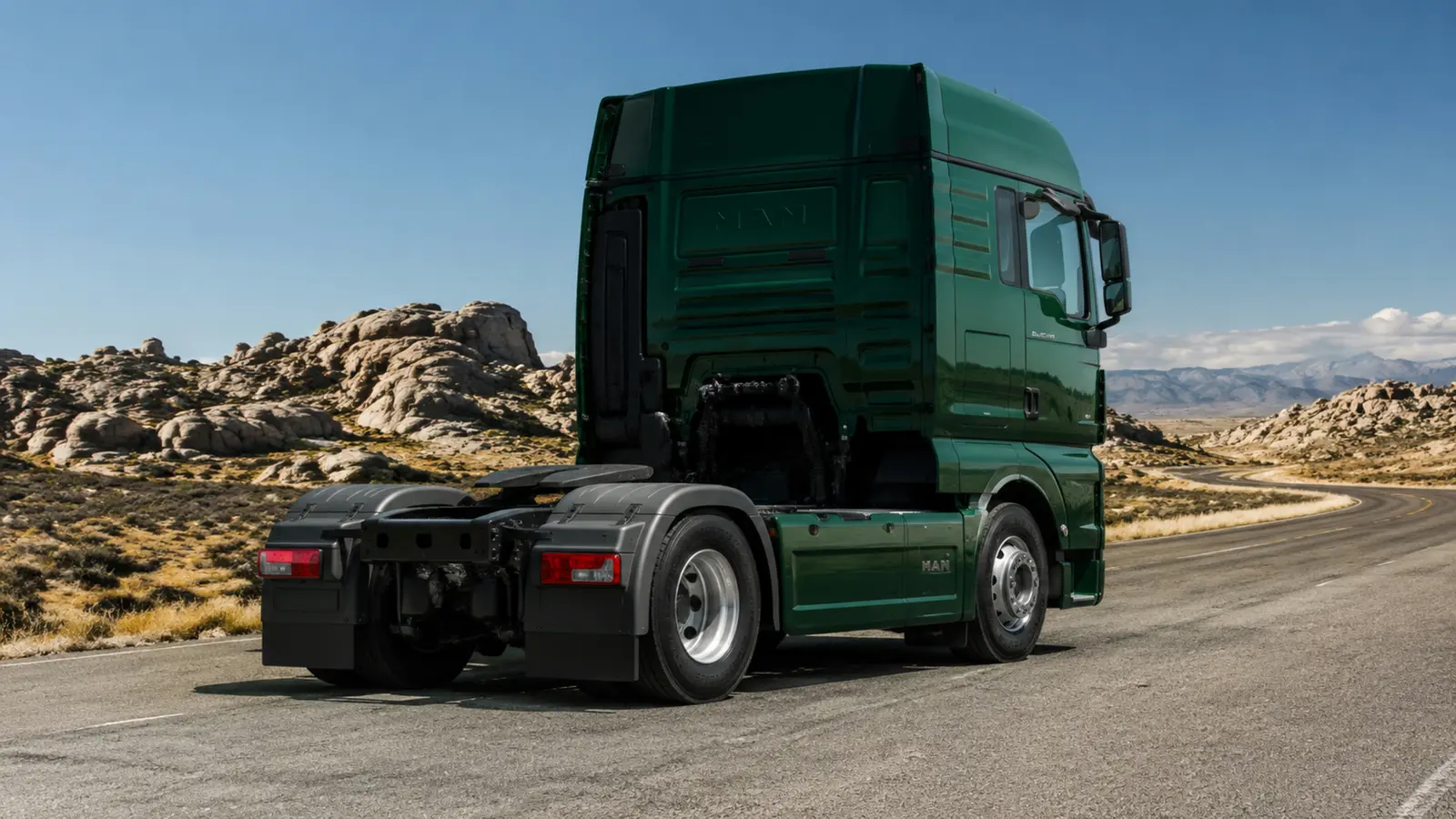 АВТО 1003270 тёмно-зелёный MAN TGX крупно задний три четверти