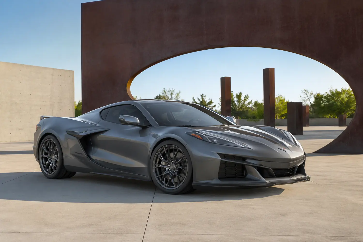 АВТО 1003819 серый Chevrolet Corvette E Ray в саду скульптур