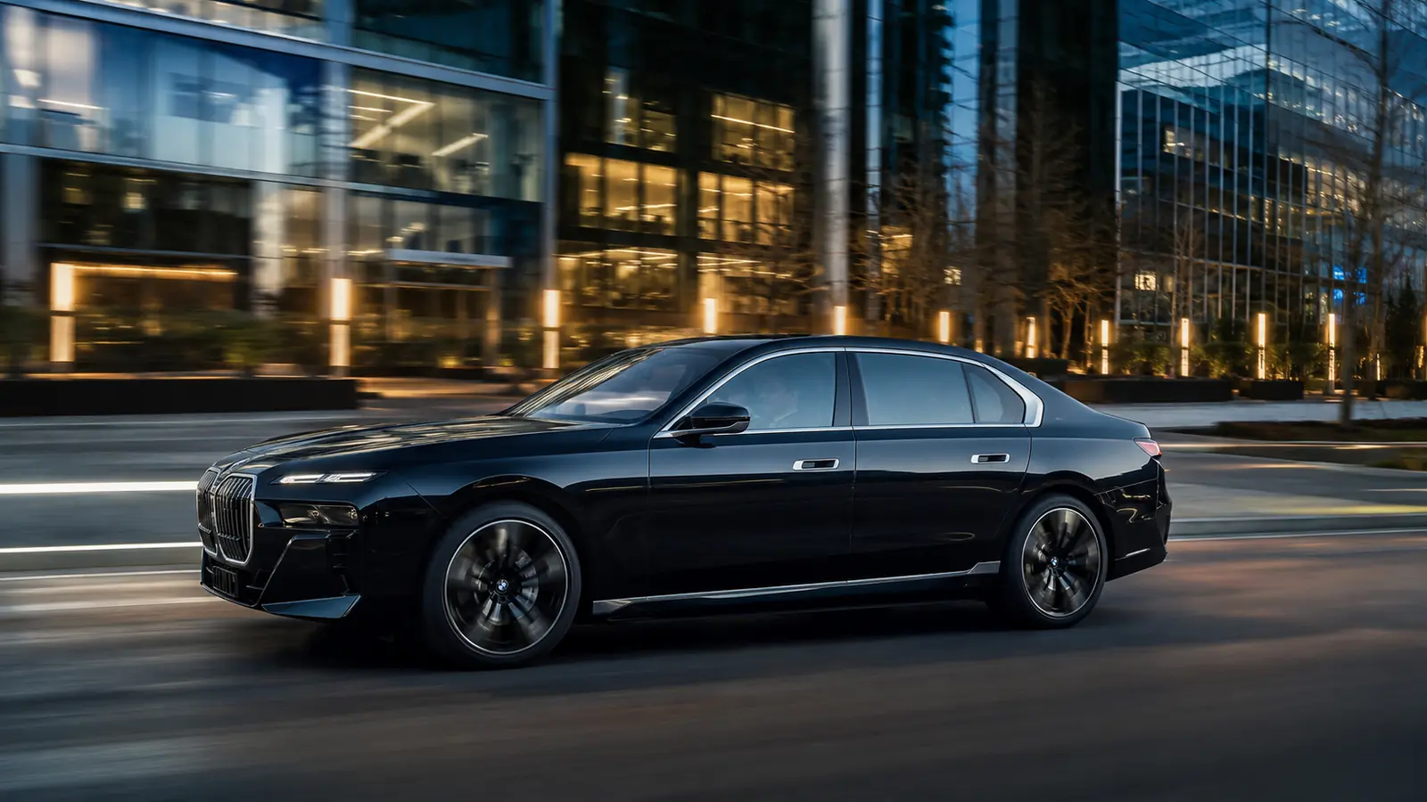 АВТО 1002356 чёрный BMW i7 в движении по деловому кварталу