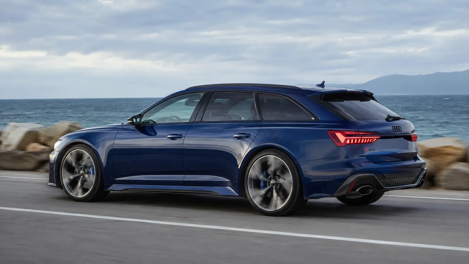 АВТО 1002165 синий Audi RS6 Avant крупно на дороге у океана