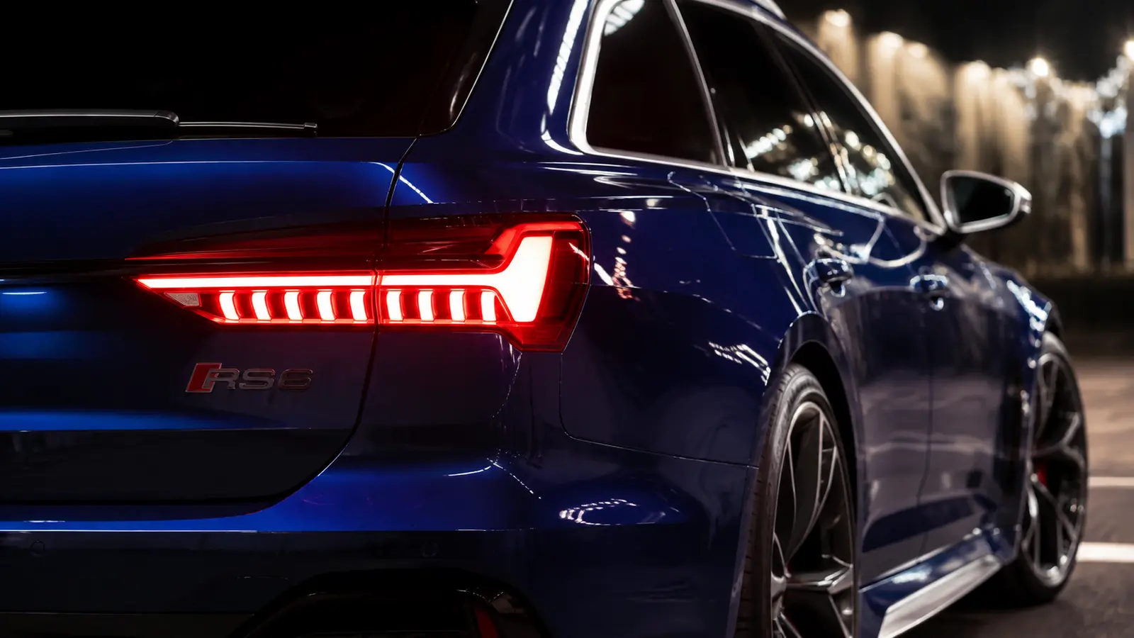 АВТО 1000640 крупный план заднего фонаря Audi RS6