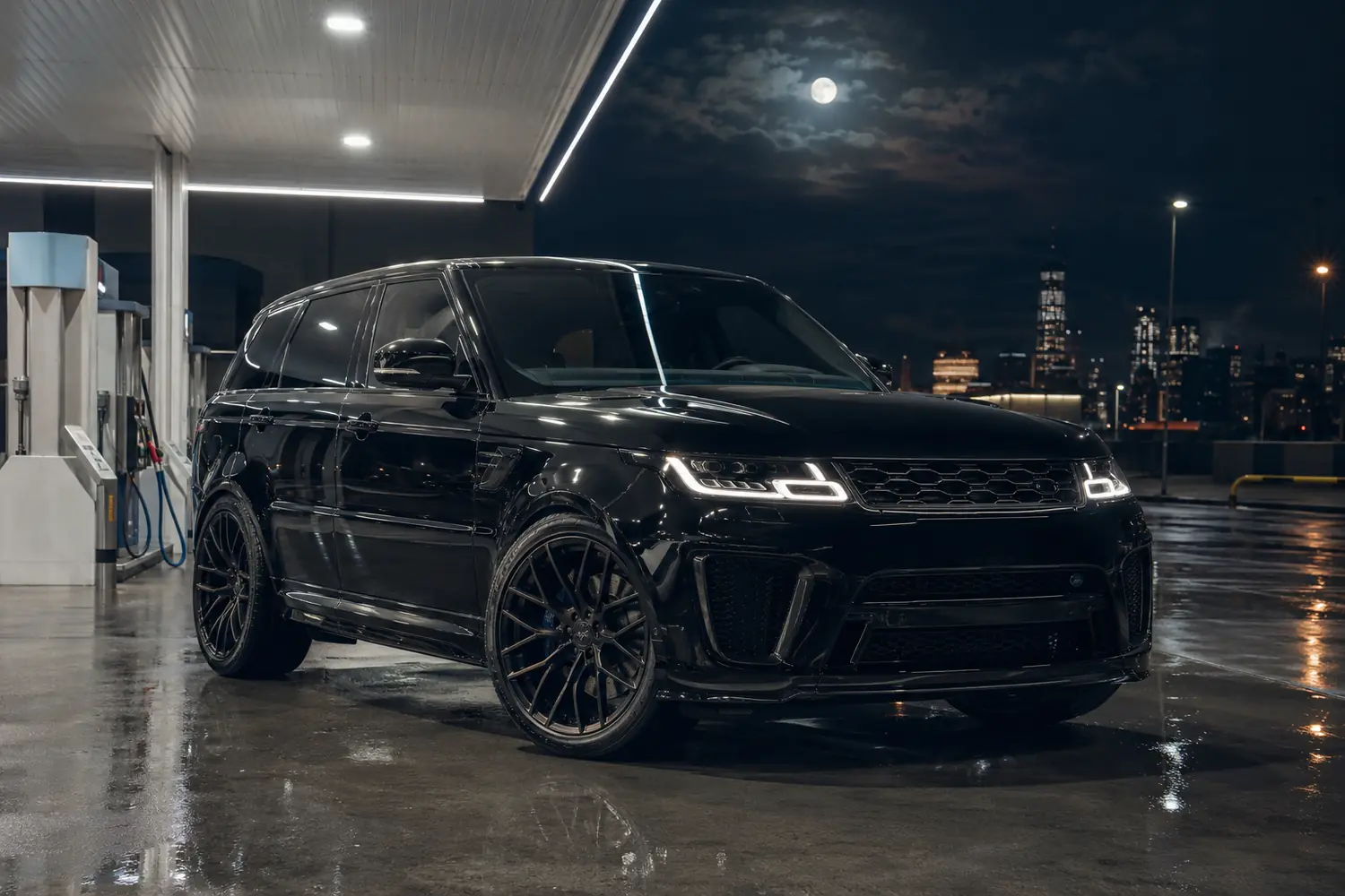 АВТО 1003820 прокаченный чёрный Range Rover Sport на ночной АЗС