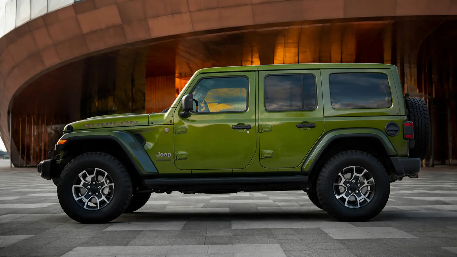 АВТО 1003023 зелёный Jeep Wrangler Rubicon крупно цельный боковой профиль у концертного центра
