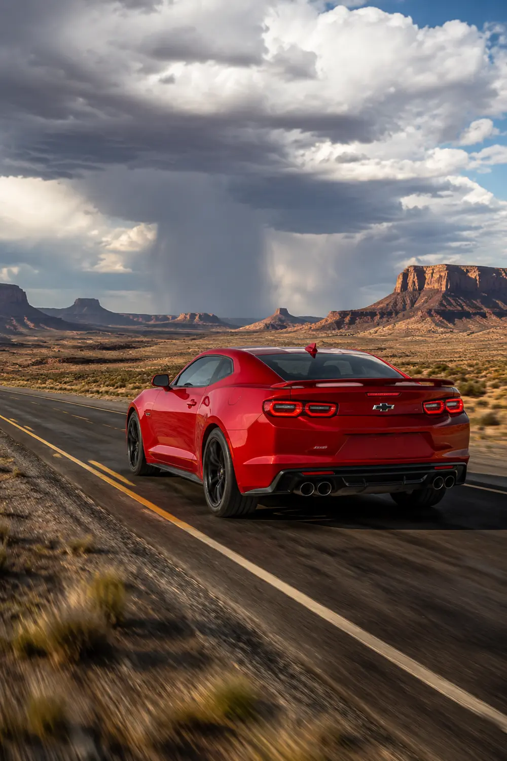 АВТО 1003859 красный Chevrolet Camaro SS на пустынном шоссе