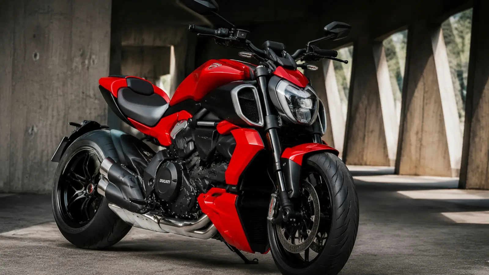 АВТО 1002952 красный Ducati Diavel V4 крупно у бетонной галереи