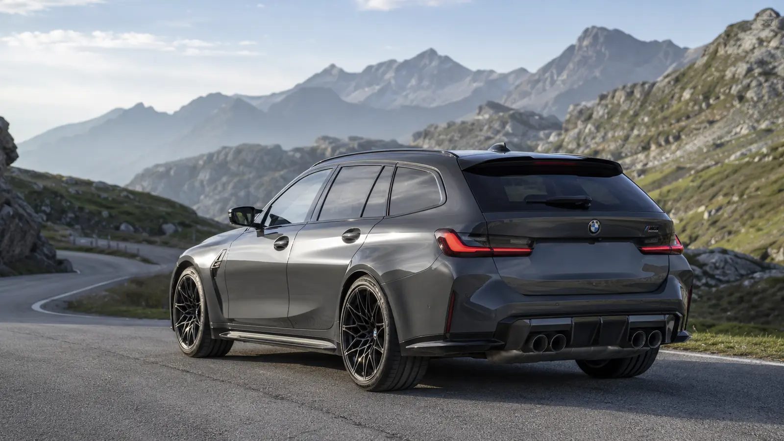 АВТО 1002193 графитовый BMW M3 Touring крупно на горной дороге